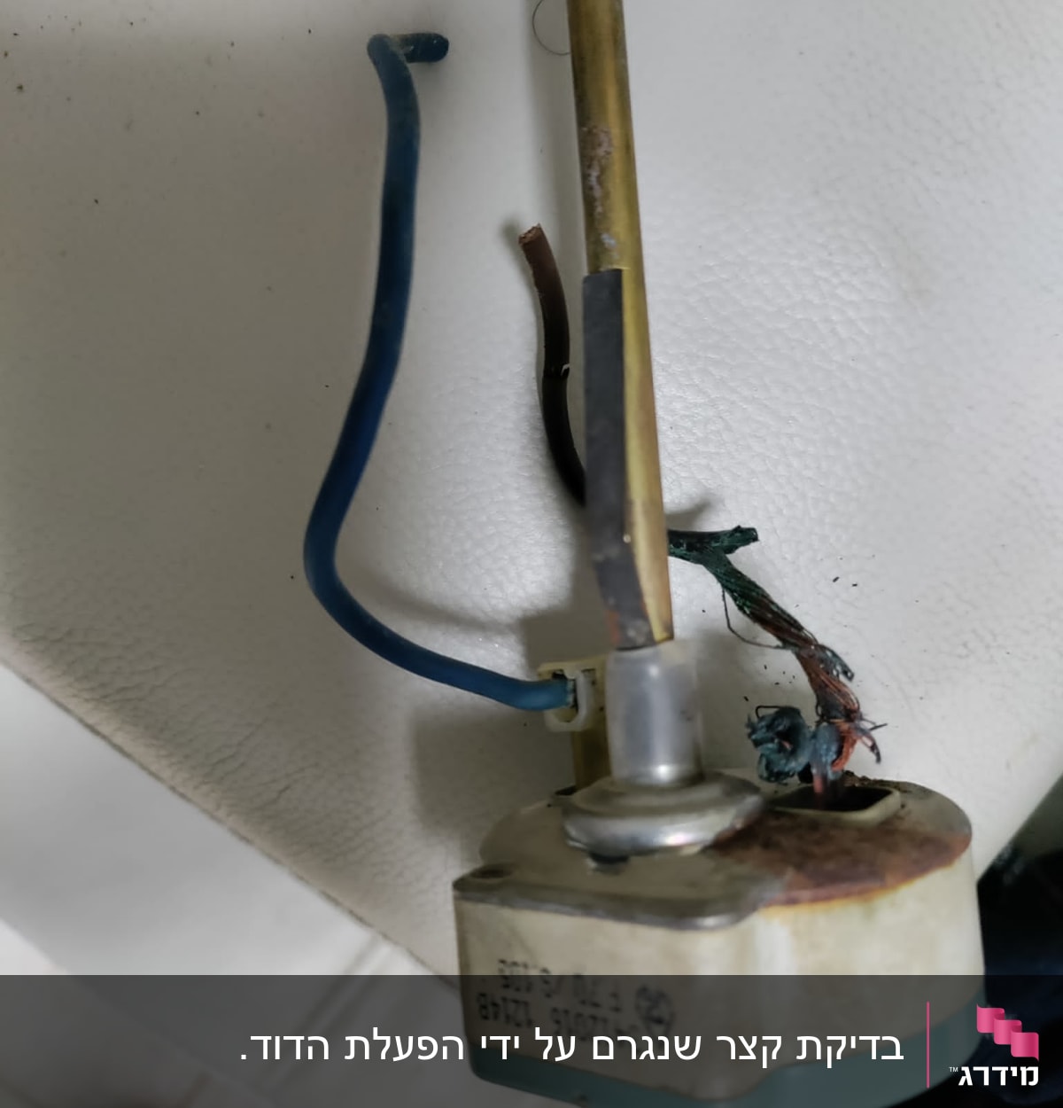 חוטי חשמל מחוברים לרכיב מתכתי עם חלודה